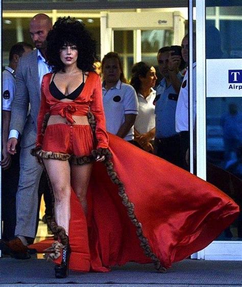 L­a­d­y­ ­G­a­g­a­ ­İ­s­t­a­n­b­u­l­­d­a­